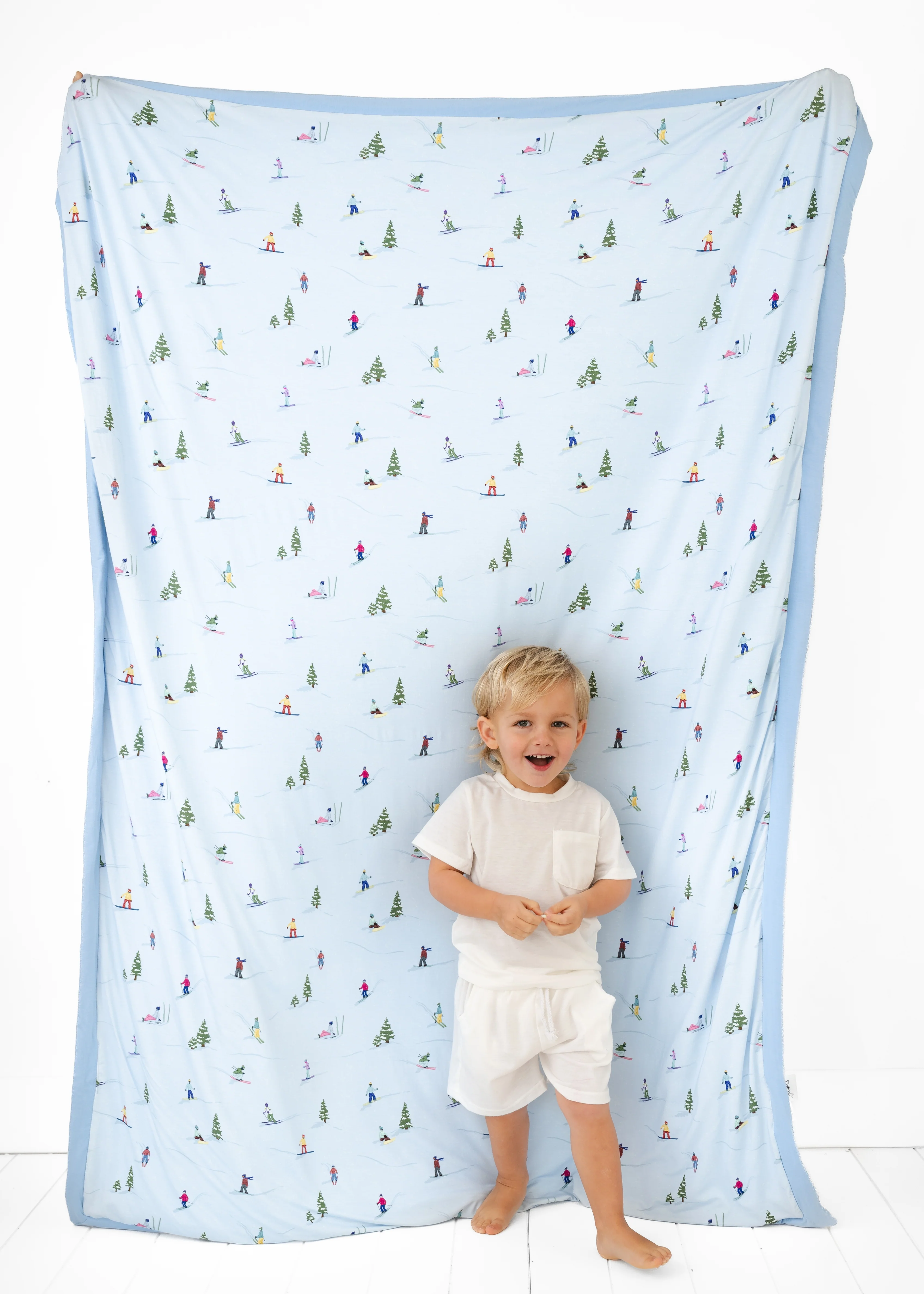 Skiing Large Quilted Bamboo Blanket - Image 3